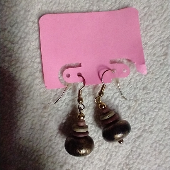 Jewelry - Dangle goldtone pinkish wire earrings